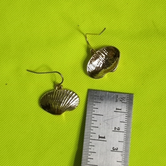 Goldtone wire Shell dangle earrings - Picture 3 of 4